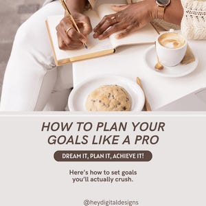 Könnte beinhalten: Eine Person schreibt mit einem goldenen Stift in ein Notizbuch, dazu eine Tasse Kaffee und ein Keks auf einem weißen Tisch. Das Bild enthält den Text "HOW TO PLAN YOUR GOALS LIKE A PRO" und "DREAM IT, PLAN IT, ACHIEVE IT!"