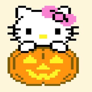 Puede incluir: Una ilustración en pixel art que muestra un personaje de gato blanco con un lazo rosa en la cabeza, apoyando sus patas sobre una calabaza naranja con una cara tallada en color amarillo. El diseño utiliza una estética digital de bloques.