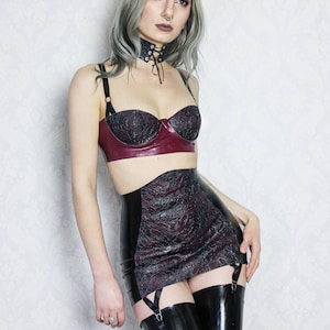 Full latex outfit, balconette bra and girdle with latex-lace panels, latex mini beret and stockings, latex-lace choker