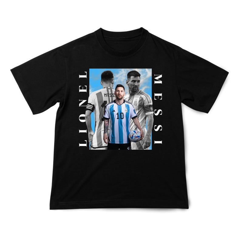 Puede incluir: Camiseta negra con un gr&aacute;fico de Lionel Messi con su uniforme de f&uacute;tbol argentino, con el texto "Lionel Messi" en letras verticales blancas. La imagen muestra a Messi sosteniendo un bal&oacute;n de f&uacute;tbol.