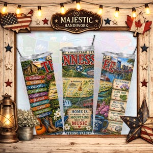 Op de afbeelding: Drie cilindrische bekers met afbeeldingen in het thema Tennessee, waaronder een kaart, plaatsnamen zoals Nashville en Memphis, een gitaar, cowboylaarzen, staatssymbolen en de tekst 'Home is where the mountains meet the music' met doorzichtige deksels en rietjes.