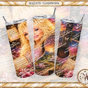 Può includere: Tre bicchieri cilindrici con coperchi e cannucce che presentano un collage di Dolly Parton, una chitarra, note musicali, rose rosa, un'auto d'epoca e testo che include 'If you want the rainbow, you gotta put up with the rain' e 'Jolene'.