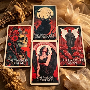 Könnte beinhalten: Vier rechteckige Tarotkarten mit weißem Rand. Die obere Karte zeigt ein hirschköpfiges Wesen unter einem Vollmond mit dem Titel The Watcher in the Shadows. Die linke Karte zeigt einen Totenkopf mit roten Blumen mit dem Titel The Timeless Bloom. Die mittlere Karte zeigt eine geflügelte Figur mit dem Titel The Vail of Resilience. Die rechte Karte zeigt einen Engel inmitten roter Rosen mit dem Titel The Guardian of Grace.