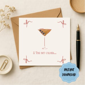 Peut inclure: Carte de vœux crème avec une illustration de martini et le texte "A Tini bit older...". La carte a des accents rouges et un badge bleu "Instant Download". Une enveloppe marron et un stylo noir sont également visibles.