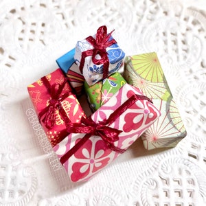 Miniature CHRISTMAS PRESENTS, Set of 3 pcs, Doll Birthday Gifts, Dollhouse Presents, Fake Miniature Gift Box with Ribbon
