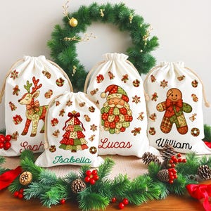Puede incluir: Cuatro bolsas de regalo de lona blanca con cordón, con motivos navideños que incluyen un reno, un árbol de Navidad, Papá Noel y un hombre de jengibre. Cada bolsa está personalizada con los nombres Sophia, Isabella, Lucas y William.