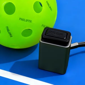 Spersonalizowany prosty znaczek do pickleballa z tuszem i smyczą, dodatek do pickleballa, prezent urodzinowy dla miłośnika pickleballa