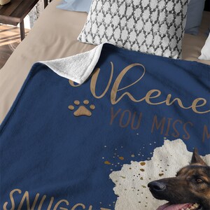 K&ouml;nnte beinhalten: Marineblaue Decke mit dem Text "Where you miss me, snuggle". Mit einem Pfotenabdruck und einem Deutschen Sch&auml;ferhund. Die Decke hat eine wei&szlig;e, flauschige Unterseite.
