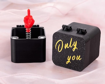 Personalisierte lustige Mittel Finger Pops Unfug Box Benutzerdefinierte Text Lustiges Geschenk Geburtstag Prank Party Geschenk für Paar Freunde