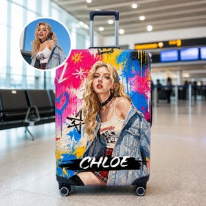 Könnte beinhalten: Ein Rollkoffer mit einem lebendigen Graffiti-Druck einer blonden Person in einem weißen Tanktop und einer Jeansjacke. Das Design enthält bunte Farbspritzer, Sterne und Herzen. Der Name CHLOE ist in weißer Schrift auf einem schwarzen Balken aufgedruckt.