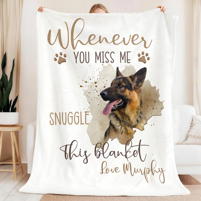 K&ouml;nnte beinhalten: Wei&szlig;e Decke mit einem deutschen Sch&auml;ferhund-Motiv und dem Text "Whenever you miss me, snuggle this blanket, Love Murphy." Der Hund ist braun, schwarz und hellbraun. Der Text ist in brauner Schrift.