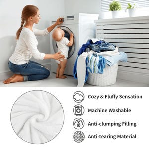 K&ouml;nnte beinhalten: Ein wei&szlig;er Korb mit gefalteter W&auml;sche steht neben einer Waschmaschine. Eine Frau und ein Baby interagieren mit der Waschmaschine. Das Bild zeigt auch eine Nahaufnahme eines wei&szlig;en, flauschigen Materials. Text auf dem Bild: Cozy & Fluffy Sensation, Machine Washable, Anti-clumping Filling, Anti-tearing Material.