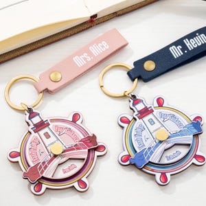 Portachiavi personalizzato in ecopelle con timone girevole in legno e ciondolo a forma di faro, nome e testo personalizzabili, regalo per insegnanti, compleanno e migliore amica.