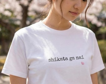 Shikata Ga Nai Shirt | T-shirt met Japanse quote | T-shirt met zenfilosofie | Sakura-bloemblaadjes design | Mindfulness cadeau | Minimalistische Japanse kleding