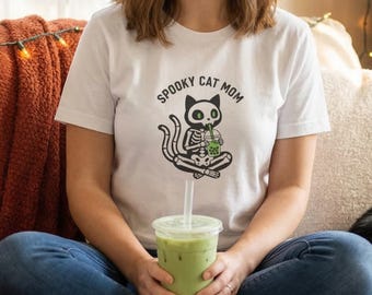 Spooky Cat Mom Shirt | Skeletkat die boba drinkt | Creepy schattig Halloween T-shirt | Goth Mom kleding | Bubble tea liefhebber | Cadeau voor kattenmoeder