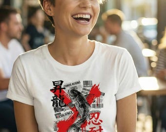 Japanse streetwear T-shirt met koi-vis en opstijgende draak (Kanji-teken) in urban grunge-stijl, gemaakt van zwaar katoen, unisex, ideaal cadeau voor hem of haar.