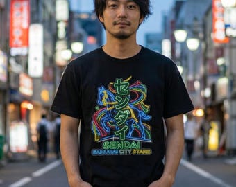 Sendai Japan T-shirt | Neon Samurai Paard | Date Masamune Ontwerp | Japanse Streetwear | Cyberpunk City Stijl | Geschiedenisliefhebber Cadeau