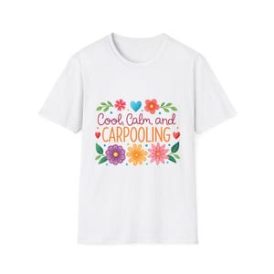 Puede incluir: Camiseta blanca con la frase "Cool, Calm, and Carpooling" en un diseño floral colorido. El diseño incluye flores, corazones y hojas en varios colores, creando un aspecto alegre y vibrante.