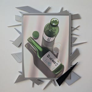 Może przedstawiać: Artystyczna martwa natura przedstawiająca zieloną butelkę soju z białą etykietą i koreańskim tekstem, szklankę i zieloną zakrętkę. Obraz jest oprawiony w szarą, geometryczną ramkę.