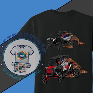 以下が含まれることがあります： 黒いTシャツ。2台のオフロード車が泥を巻き上げているイラストが描かれています。左側にはTシャツのデザインのロゴがあります。ロゴには「DTF PRINTS APPAREL」の文字が含まれています。