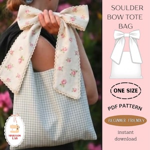 Puede incluir: Un bolso tote con lazo en el hombro con un patrón de cuadros y correas de lazo floral. El bolso es blanco y azul claro con un estampado floral en las correas. El texto en la imagen dice "SOULDER BOW TOTE BAG", "ONE SIZE", "PDF PATTERN" y "BEGINNER FRIENDLY".