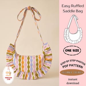 Pode incluir: Uma bolsa tipo sela com borda franzida e um padrão vertical ondulado em tons de verde-oliva, laranja, lavanda e branco. A bolsa tem uma alça longa amarrada no topo. O texto inclui Easy Ruffled Saddle Bag, ONE SIZE, STEP BY STEP PHOTOS PDF PATTERN, BEGINNER FRIENDLY e MINIHANDS LAB.