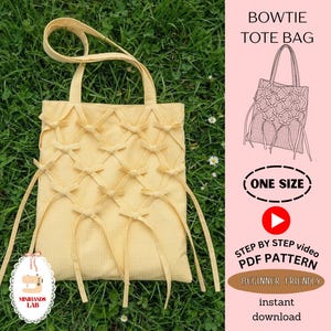 Peut inclure: Un sac fourre-tout en vichy jaune clair orné d'un motif en treillis composé de nœuds en tissu. Le sac possède deux anses. Le texte sur l'image indique : BOWTIE TOTE BAG, ONE SIZE, STEP BY STEP video PDF PATTERN, BEGINNER FRIENDLY.