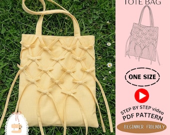 Peut inclure: Un sac fourre-tout en vichy jaune clair orné d'un motif en treillis composé de nœuds en tissu. Le sac possède deux anses. Le texte sur l'image indique : BOWTIE TOTE BAG, ONE SIZE, STEP BY STEP video PDF PATTERN, BEGINNER FRIENDLY.