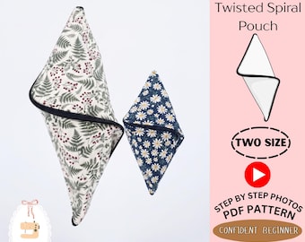 Peut inclure: Deux pochettes en spirale torsadée diagonale avec bordure noire. La plus grande a un fond crème avec des fougères vertes et des baies rouges. La plus petite a un fond bleu foncé avec un motif de marguerites blanches. Texte : The Diagonal Twisted Spiral Pouch, TWO SIZE, STEP BY STEP PHOTOS PDF PATTERN, CONFIDENT BEGINNER, instant download, MINIHANDS LAB.