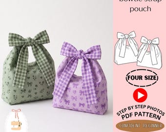 Peut inclure: Deux pochettes en tissu avec anses nouées, l'une vert sauge avec un motif de petits cœurs et nœuds, l'autre lavande avec un motif similaire. Les deux ont des anses à carreaux vichy. Le texte indique bowtie strap pouch, four size, PDF pattern.