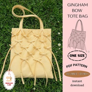 Könnte beinhalten: Eine gelbe Gingham-Tragetasche mit Schleifenakzenten. Die Tasche hat einen langen Riemen und einen Griff. Der Text auf dem Bild lautet "GINGHAM BOW TOTE BAG", "ONE SIZE", "PDF PATTERN", "BEGINNER FRIENDLY" und "instant download".