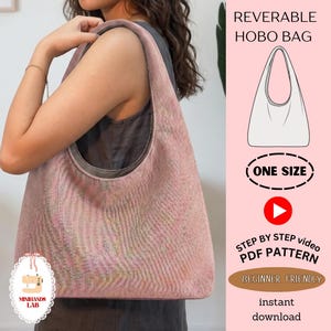 Könnte beinhalten: Eine wendbare Hobo-Tasche aus strukturiertem rosa Stoff mit breitem Schulterriemen. Das Bild enthält den Text REVERABLE HOBO BAG, ONE SIZE, STEP BY STEP video PDF PATTERN, BEGINNER FRIENDLY, instant download und ein Nähmaschinen-Logo.