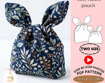 Peut inclure: Une pochette en tissu bleu foncé à motif floral avec deux coins supérieurs noués ressemblant à des oreilles de lapin. Le texte indique : cute rabbit pouch, TWO SIZE, STEP BY STEP PHOTOS PDF PATTERN, CONFIDENT BEGINNER, instant download, MINIHANDS LAB.