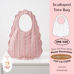Könnte beinhalten: Eine altrosa Tragetasche mit gewelltem Rand, vertikalen ausgefransten Stoffstreifen und einer runden Grifföffnung. Das Bild enthält den Text: Scalloped Tote Bag, ONE SIZE, Step-by-Step SEW Photo Illustration, BEGINNER FRIENDLY, PDF PATTERN, instant download.