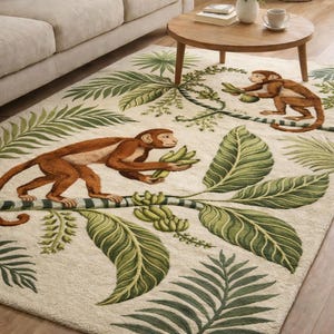 Può includere: Un tappeto beige con un design a giungla. Presenta scimmie marroni che tengono banane, circondate da foglie verdi. Il design del tappeto ha un tema tropicale, adatto per un soggiorno o una camera da letto.