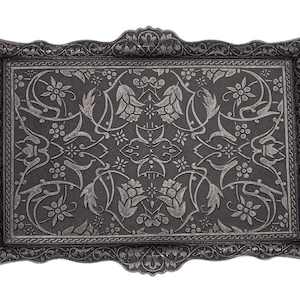 Pode incluir: Bandeja decorativa retangular cinza escuro com um padr&atilde;o floral e de folhas. A bandeja tem al&ccedil;as integradas e uma borda detalhada. O design &eacute; sim&eacute;trico e apresenta flores e folhagens.
