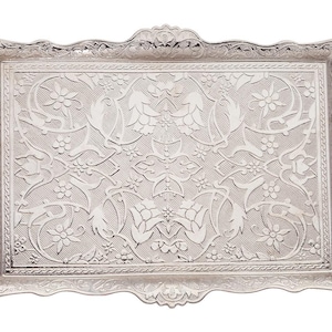 Pode incluir: Uma bandeja de servir prateada retangular com padr&otilde;es florais e de folhas ornamentados. A bandeja tem al&ccedil;as curvas em cada lado e uma borda decorativa ondulada. A superf&iacute;cie &eacute; coberta por um design detalhado em relevo.