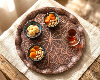 Bandeja decorativa redonda em zamac feita à mão | Travessa vintage otomana gravada | Peça de arte durável e resistente à oxidação