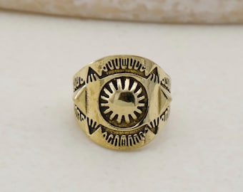 Anillo de latón estilo boho con forma de sol, anillo sello vintage con diseño de sol radiante, anillo boho ajustable, joyería tribal hecha a mano, anillo de latón retro llamativo, regalo para ella