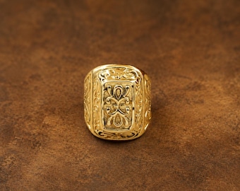 chevalière en or vintage pour homme, bague décorative gravée, bague de style gothique, bijoux d'inspiration médiévale, bague unisexe dorée.
