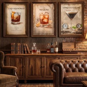 Puede incluir: Tres cuadros enmarcados de cócteles: "Old Fashioned", "Negroni" y "Espresso Martini". Cuelgan sobre un mueble de madera con botellas, libros y un sofá de cuero. La habitación tiene un ambiente cálido con detalles de ladrillo y madera.