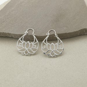 Silber Lotus Creolen, Minimalist Boho Schmuck, Sterling Silber Stil Lotus Blume Ohrringe, Yoga inspiriert Ohrringe, Geschenk für sie
