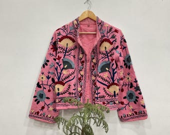 ピンクのスザニジャケット：手刺繍のコットンカンタコート、花柄プリントの冬物