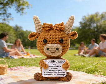 Nieuwe positieve energie gebreide koepop, schattige Schotse hooglander knuffel, handgebreide creatieve dennenappel decoratie, knuffeldier
