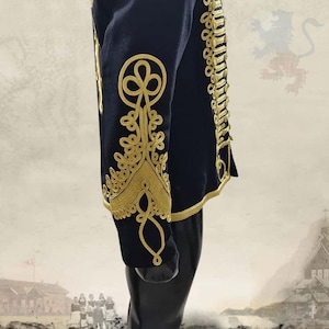 K&ouml;nnte beinhalten: Marineblaue Jacke mit aufwendiger goldener Stickerei am &Auml;rmel und an der Vorderseite. Die goldenen Details weisen florale und scrollartige Muster auf. Die Jacke scheint Teil einer formellen Uniform oder eines historischen Kost&uuml;ms zu sein.