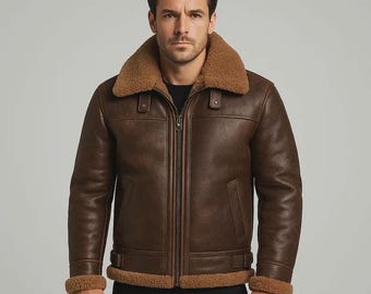 Puede incluir: Chaqueta de cuero marrón con cuello y forro de borrego. La chaqueta tiene cremallera, dos bolsillos delanteros y cinturón con hebilla en la cintura. Estilo aviador clásico.