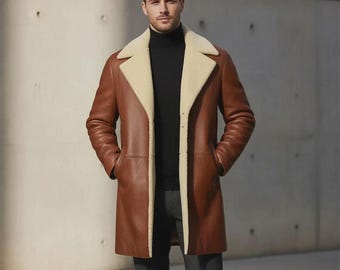 Può includere: Un cappotto in pelle marrone con fodera e colletto in montone color crema. Il cappotto è lungo fino al ginocchio e ha un design classico. La persona nell'immagine indossa un dolcevita nero e pantaloni grigi.