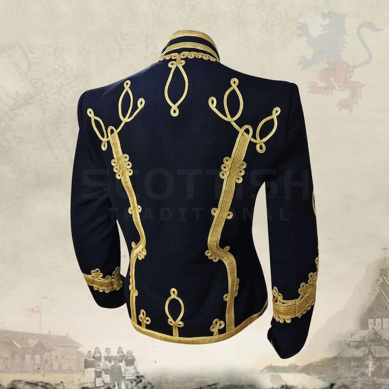 K&ouml;nnte beinhalten: Marineblaue Jacke mit goldener Stickerei. Die R&uuml;ckseite der Jacke weist aufwendige goldene Verzierungen auf, darunter dekorative Linien und Muster. Die Jacke hat lange &Auml;rmel und einen hohen Kragen, was die traditionelle Schneiderei zeigt.