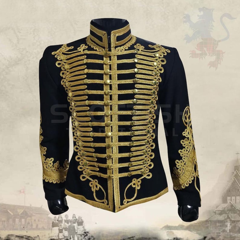K&ouml;nnte beinhalten: Schwarze Jacke im Milit&auml;rstil mit goldener Stickerei und Kn&ouml;pfen. Die Jacke hat einen hohen Kragen und aufwendige goldene Verzierungen auf Brust und &Auml;rmeln. Ein formelles Kleidungsst&uuml;ck mit historischer &Auml;sthetik.
