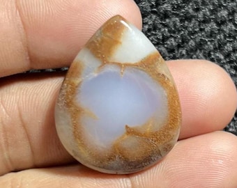 Cabochon di calcedonio blu: pietra preziosa naturale a forma di pera, lucidata (89,50 ct)